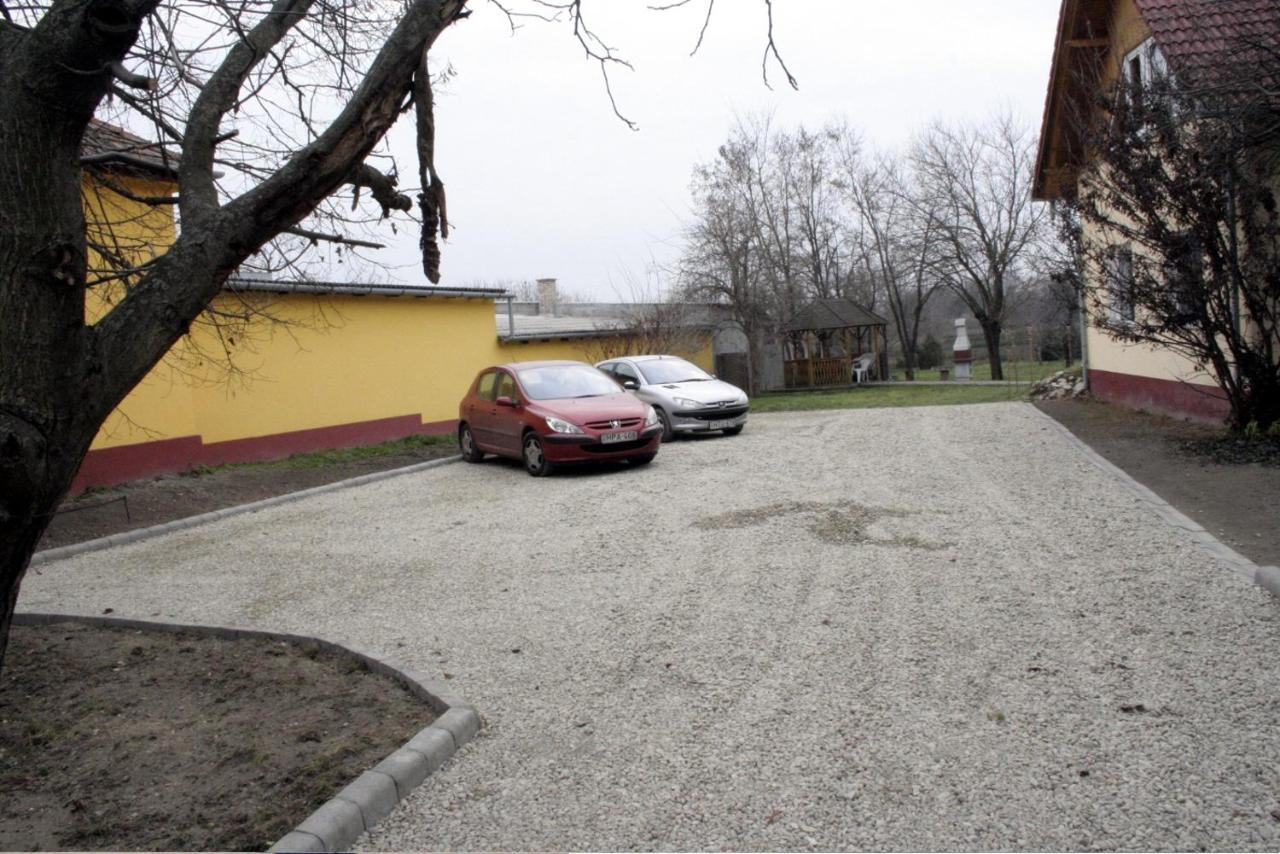 ApostagCasa Napsugar Panzio住宿加早餐旅馆 外观 照片