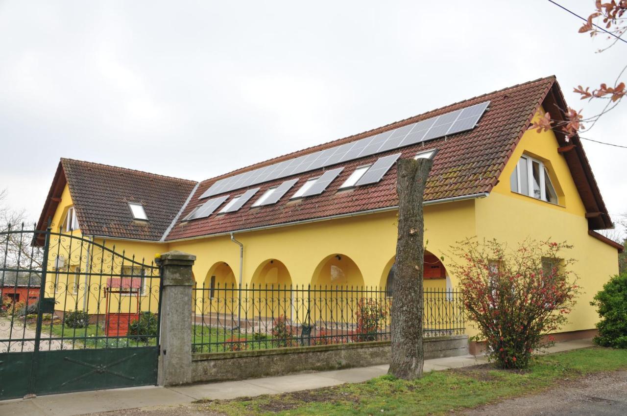 ApostagCasa Napsugar Panzio住宿加早餐旅馆 外观 照片